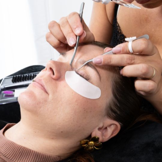 Formation certifiante “Pratiquer la pose d’extension de cils” avec M’Nails
