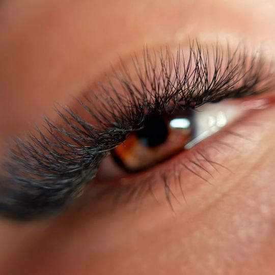 Extensions de cils avant les vacances : bonne ou mauvaise idée ?