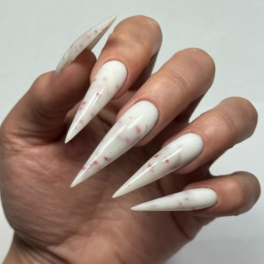 La manucure milky : la tendance chic à adopter pour la rentrée